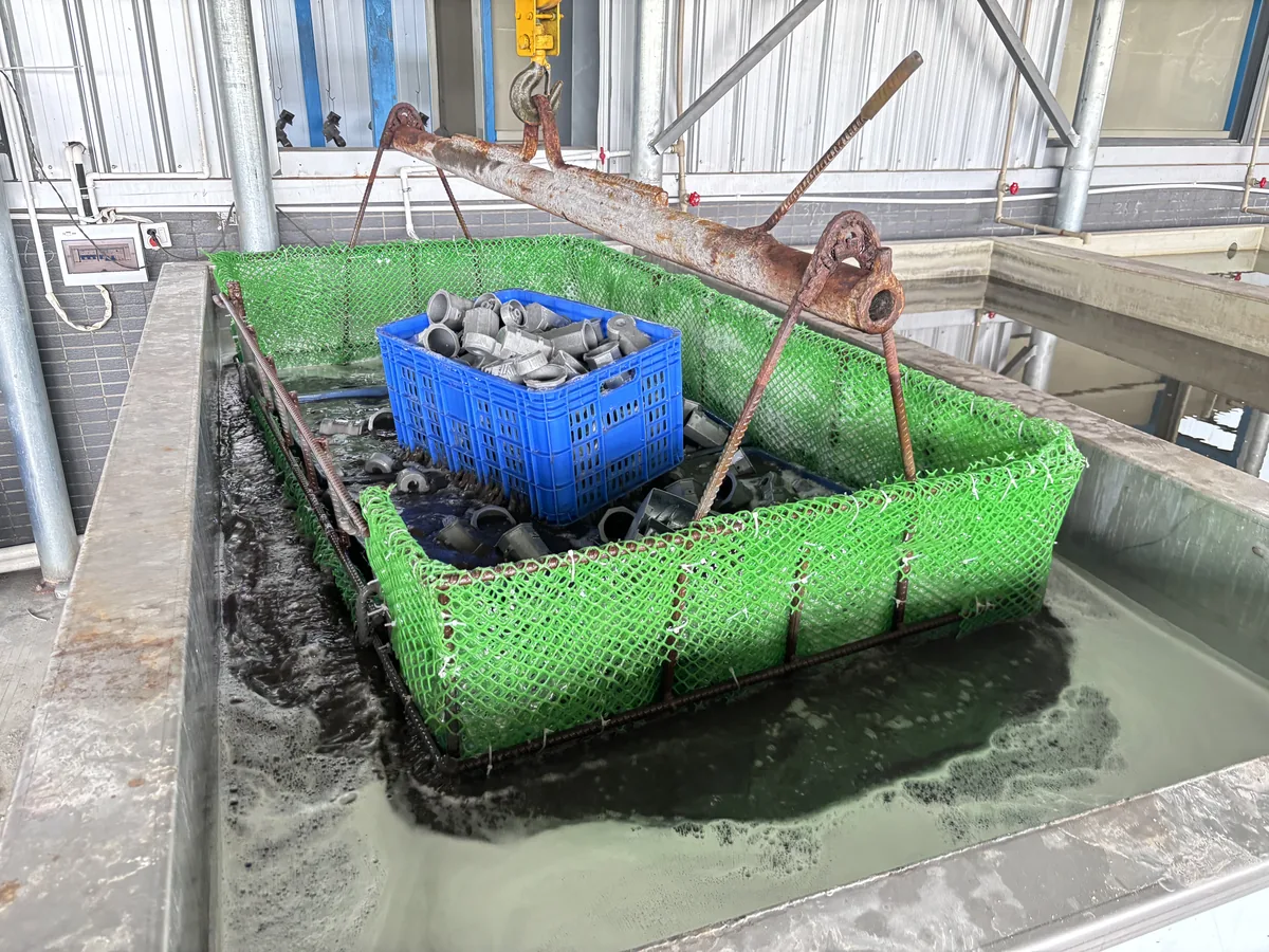 Ultrasonic cleaning bath