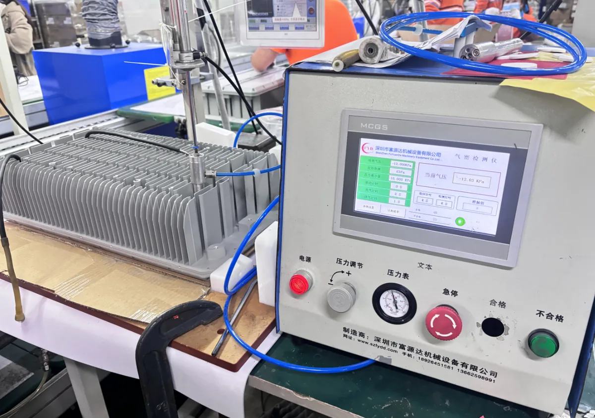Airtightness tester connected to a heatsink