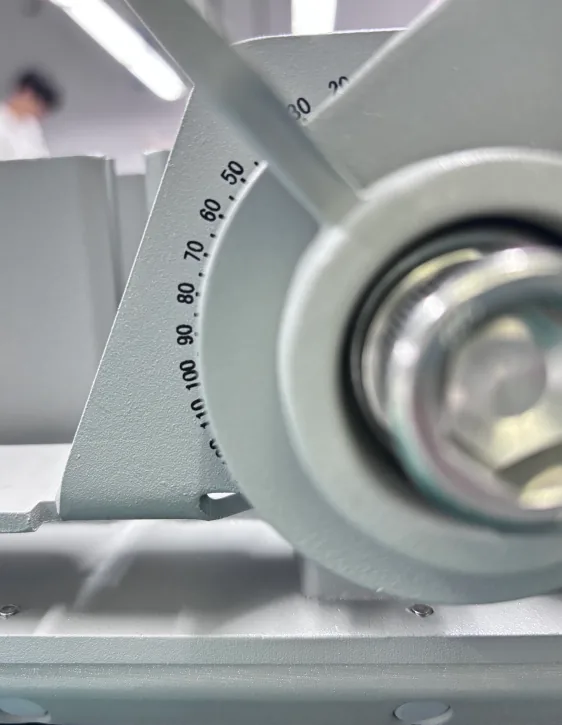 Tilt scale on the side of the bracket